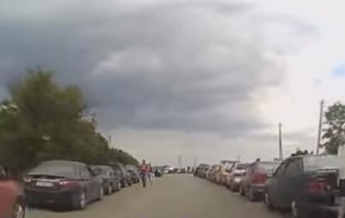В Луганской области на границе с РФ образовалась очередь (видео)