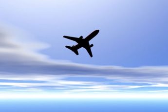 В небе над городом с выпущенными шасси кружил самолет (видео)