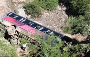 В Индии автобус с туристами упал в ущелье, погибло 11 человек