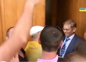 Валютные заемщики набросились на депутатов под зданием ВР (видео)