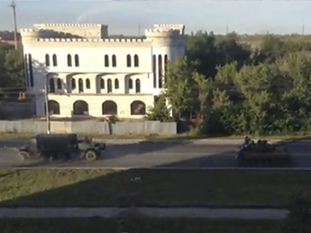 На Луганск идет колонна техники под флагами РФ и Крыма (видео)