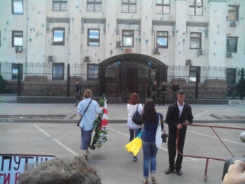 По всему миру проходит антипутинский флешмоб: к посольствам РФ несут похоронные венки (фото)