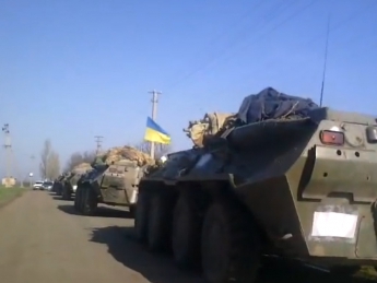 Колонна военных грузовиков везла через город "арсенал" автомобильных скатов (видео)