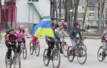 Украинские дети играют в "веломайдан" и кричат Путин х...ло (видео)