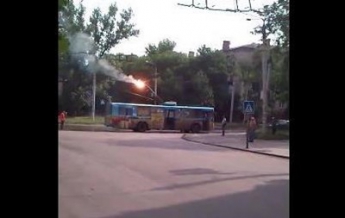В Краматорске загорелся троллейбус (видео)