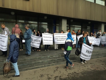 В Киеве активисты профсоюзов штурмовали отель Турист (фото)