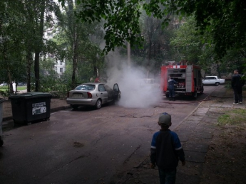 В Запорожье на Бородинском подожгли автомобиль (фото)