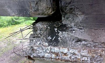 На ж/д мосту в Донецкой области произошло два взрыва (фото)