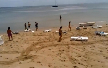 На одесский пляж обрушилось цунами и смыло 15 отдыхающих (видео)