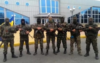 Мы все живы, здоровы. Десантники, охраняющие аэропорт Луганска, записали видеообращение