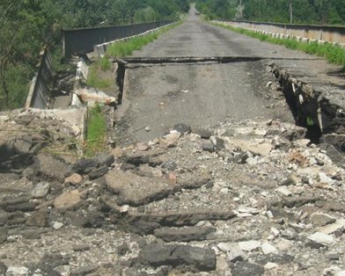 Близ Закотного террористы взорвали мост через Северский Донец (фото)