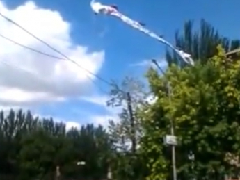 Сорванная ветром рекламная растяжка на проспекте Б. Хмельницкого, может спровоцировать ДТП (видео)