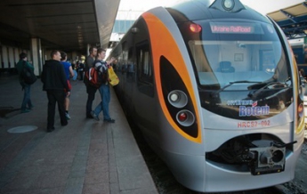 В Киеве поезд Hyundai столкнулся с автопогрузчиком