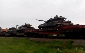 Из Сум на Донбасс отправился поезд с танками (видео)