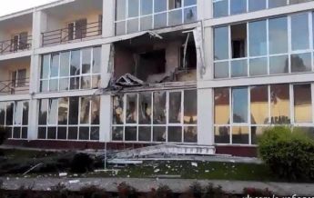 В Северодонецке снаряды попали в жилой дом и гостиницу (видео)