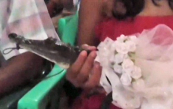 Мэр мексиканского города "женился" на крокодиле из суеверия (видео)