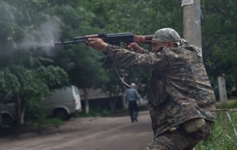 Под Донецком продолжаются бои, слышны взрывы