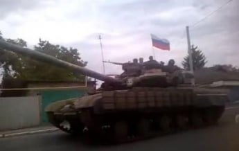 По Енакиево проехала колонна военной техники под российскими флагами (видео)