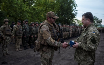 Порошенко наградил военнослужащих за участие в боях на юго-востоке