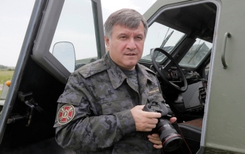 Аваков заявляет, что военные у Изварино не находятся в окружении