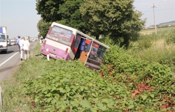 На Закарпатье рейсовый автобус врезался в автомобиль, три человека погибли (фото, видео)