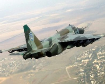 Российский военный самолет сбил ракетой украинский Су-25