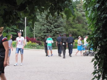 Летняя эстрада в парке "вне зоны доступа" у местных патрульных (фото)