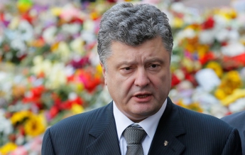 Порошенко выступил против введения военного положения в Украине