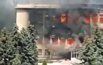 В сгоревшей госадминистрации Дзержинска находились люди (видео)