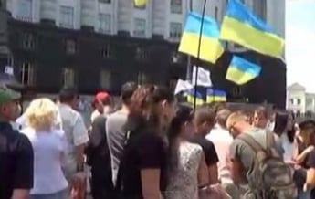 Под Кабмином митинговали с требованием "остановить российскую пропаганду" в Украине (видео)