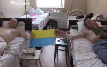 Раненый боец батальона "Донбасс": Нас лечат только перевязками (видео)