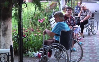 В Луганске под обстрел попал дом престарелых: есть жертвы (видео)