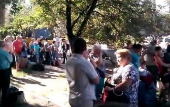 Жители Горловки выезжают из города (видео)