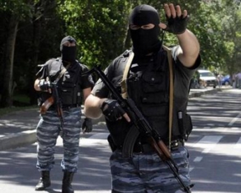 Люди с оружием перекрыли движение в центре Донецка