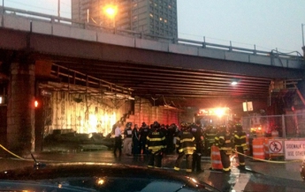 В Нью-Йорке обрушилась часть Бруклинского моста, пострадали пять человек