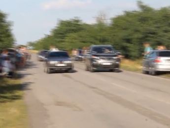 Стритрейсеры средь бела дня гоняют по запорожским дорогам (видео)