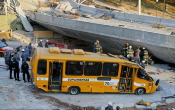 Бразилия: в городе проведения ЧМ-2014 рухнула эстакада (видео)