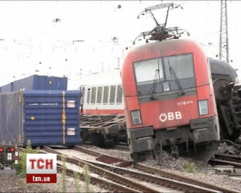 В Германии столкнулись два поезда: десятки пассажиров пострадали (видео)