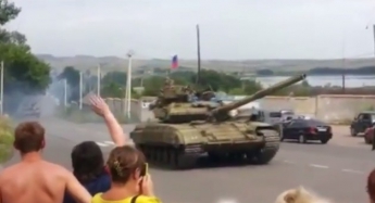 В Сети появилось видео, где в Макеевку въезжают танки под российскими флагами
