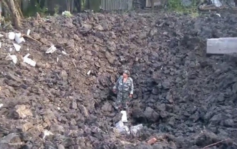 В Шахтерске во дворе частного дома образовалась воронка глубиной в несколько метров (видео)