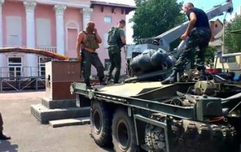 Батальон Айдар снес памятник Ленину в городе Счастье (видео)
