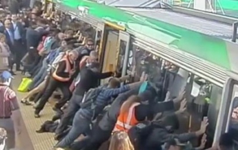 В Австралии пассажиры наклонили поезд, чтобы спасти застрявшего мужчину (видео)