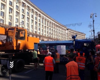 Майдан начали расчищать от баррикад (фото)