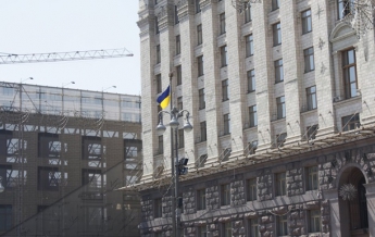 Вооруженные в камуфляже забаррикадировались в здании киевской мэрии