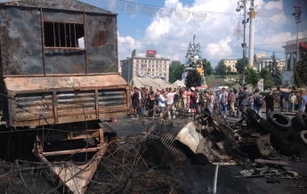 На Майдане восстановили две баррикады и подготовили "коктейли Молотова"