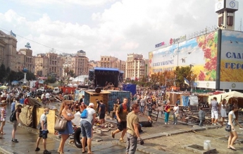 На Майдане коммунальщики убрали сцену