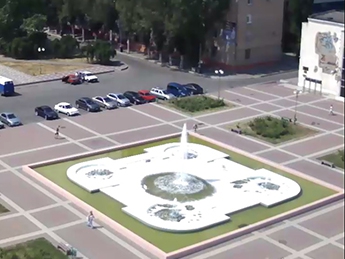 Кто-то в фонтан на площади залил моющее средство (видео)