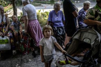 Жители Луганска готовят еду на кострах