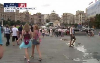 На Майдане неизвестные разобрали сцену, есть пострадавшие (видео)