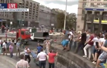 На Майдане неизвестные избили журналистов (видео)